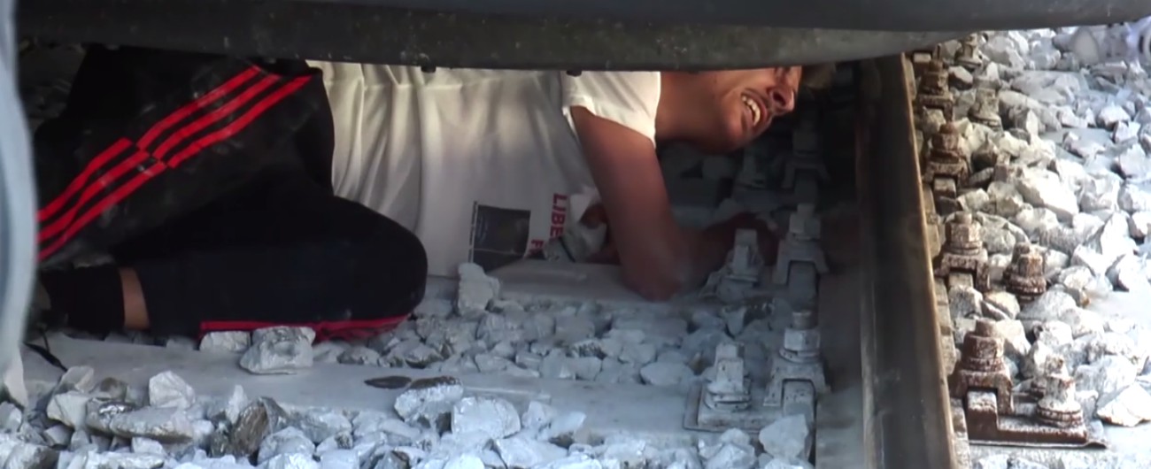 Copertina di Napoli, familiari dei tre rapiti in Messico occupano la stazione centrale. Tensione con le forze dell’ordine