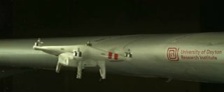 Copertina di Cosa succede se un drone colpisce l’ala di un aereo in volo? Ecco il video-esperimento