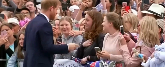 Copertina di “Vi amo da quando ho otto anni”, il principe Harry si avvicina alla ragazza-fan e la abbraccia. E lei reagisce così