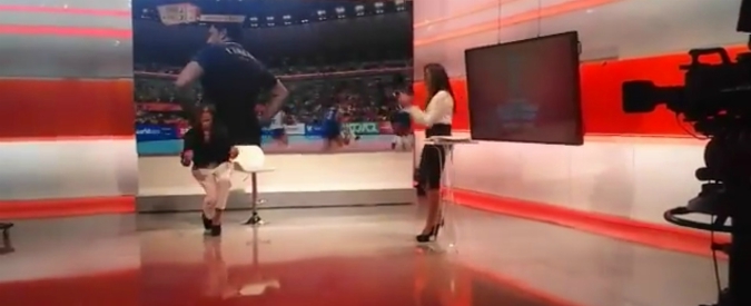 Copertina di Mondiali Volley, le Azzurre segnano il punto decisivo e in studio scoppia la festa: urla e abbracci nel fuorionda Rai