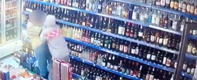 Copertina di Roma, rapinano minimarket armati di un collo di bottiglia rotto: arrestati due italiani
