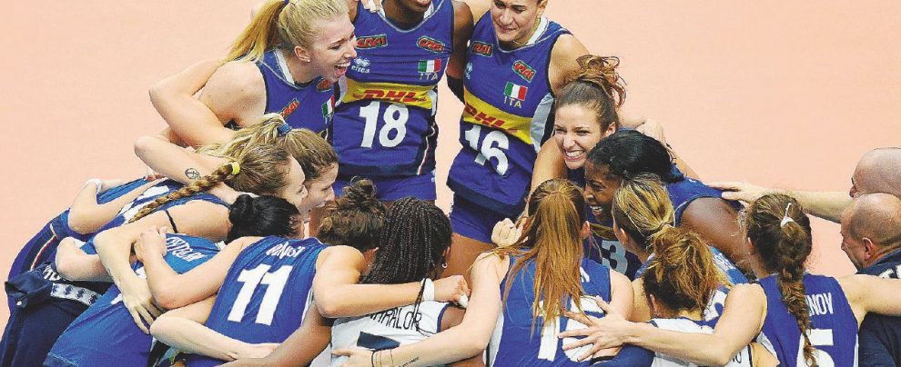 Le ragazze di Mazzanti - La Nazionale femminile di volley. Sotto, Patrik Schick - LaPresse Cercatrici d’Oro: le azzurre del volley e la rivincita Finale