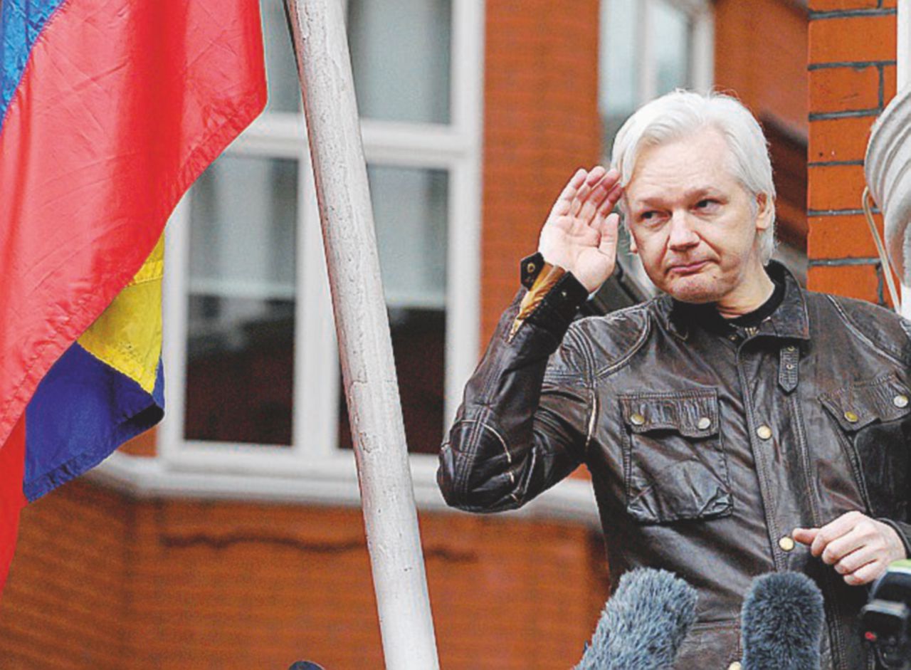 Assange ospite sgradito: gatto compreso