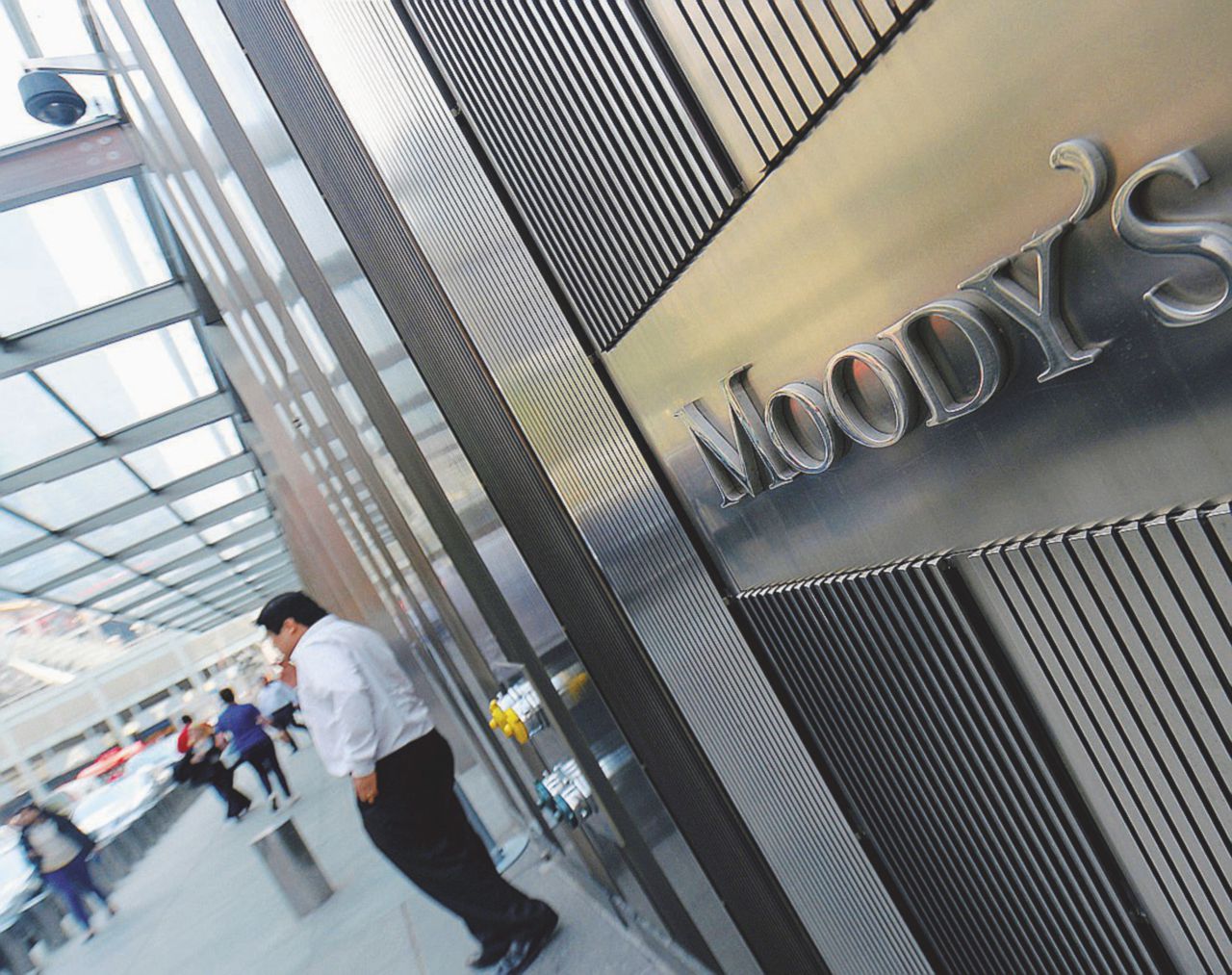 Copertina di Scure di Moody’s sulla manovra: ora lo spread fa paura