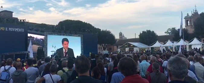 Copertina di Italia 5 stelle, sul maxischermo la conferenza stampa da palazzo Chigi: applausi per Di Maio e Conte