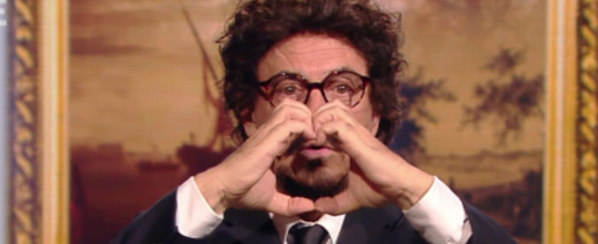 Copertina di Crozza-Toninelli: “Lavoro anche 18 giorni al giorno a pancia a terra. Mia moglie è preoccupata e gelosa dei piloni”