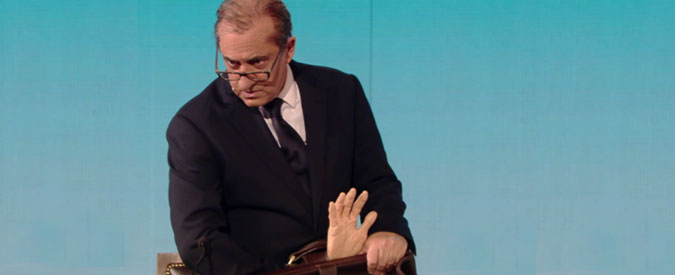 Copertina di Crozza-Tria estrae dalla sua borsa la manina fantasma denunciata da Di Maio. E inscena un piano di fuga finale