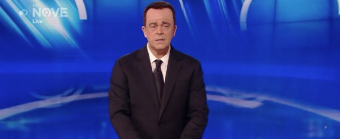 Copertina di Crozza-Di Maio alle prese con la manina fantasma che infila cose che non gli piacciono nel contratto di governo