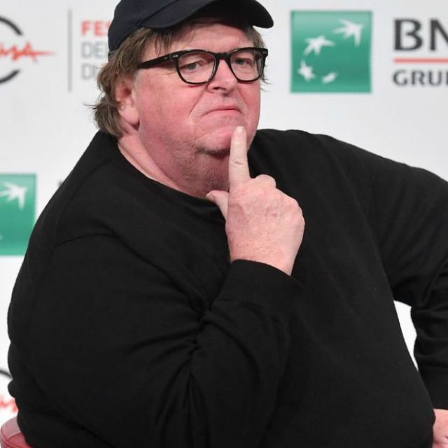Festa del Cinema di Roma, il comizio di Michael Moore: “Be Italy again! Salvini razzista, bigotto e omofobo”