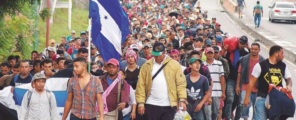 Ammassati - A Tecún Umán, tra Guatemala e Messico: hanno viaggiato a piedi, di Stato in Stato I “Forrest Gump” latinos in marcia spaventano Trump
