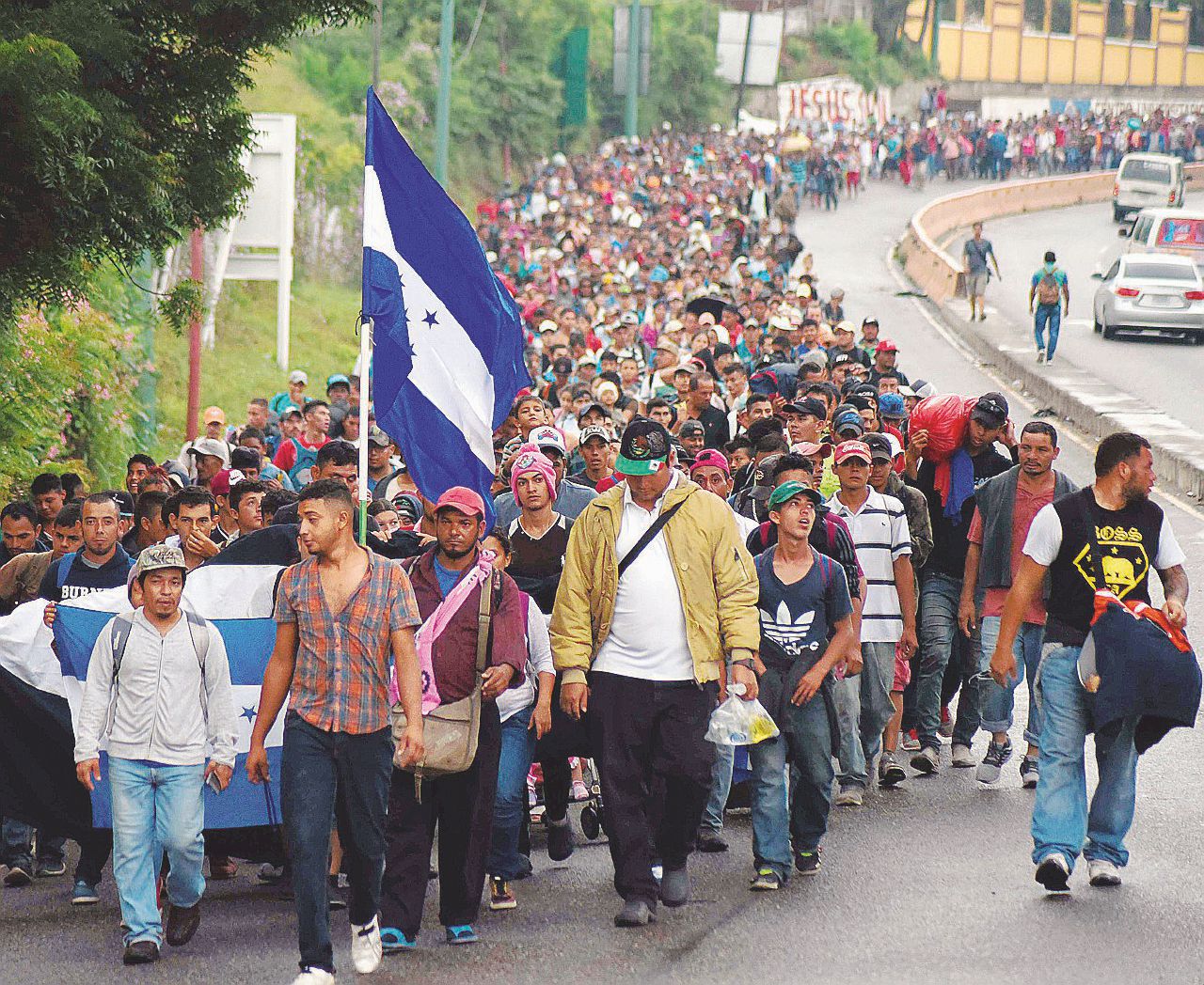 Ammassati - A Tecún Umán, tra Guatemala e Messico: hanno viaggiato a piedi, di Stato in Stato I “Forrest Gump” latinos in marcia spaventano Trump