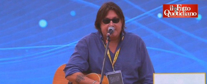 Copertina di Italia 5 stelle, Cristiano De André sul palco della kermesse M5s: “Conosco Grillo da sempre, grande comico e grande persona”