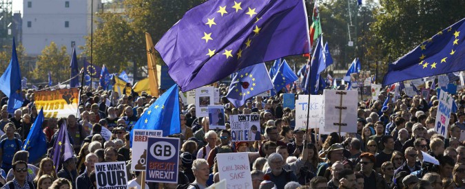 Copertina di Londra, quasi 700mila persone in marcia contro la Brexit: “Vogliamo referendum sugli accordi, così sarà una catastrofe”
