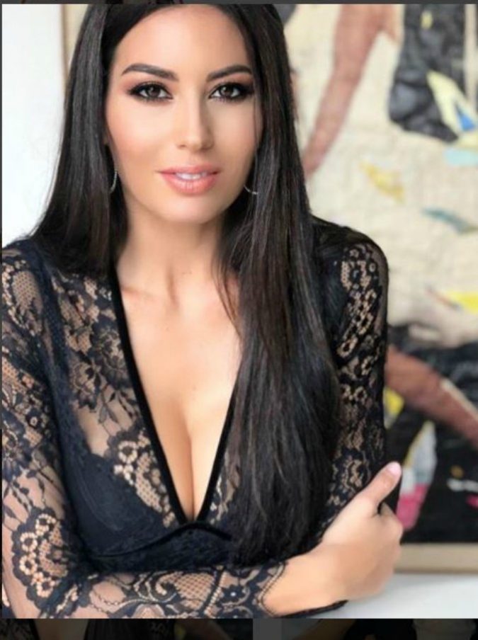 Elisabetta Gregoraci disperata: le piove in casa dal soffitto Elisabetta Gregoraci disperata: le piove in casa dal soffitto
