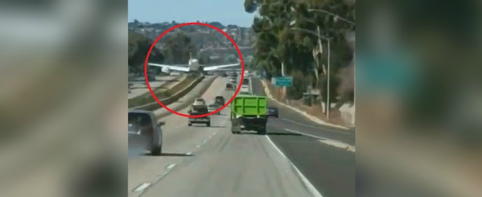 Copertina di In volo sopra le auto, l’atterraggio d’emergenza nel traffico dell’autostrada è pauroso: “Un miracolo”