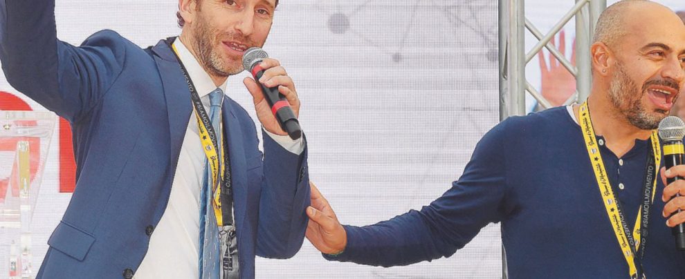 7. - Guru e paraguru - Casaleggio jr. alza la manina, accanto c’è Paragone La passione dei neo-eletti: “Uscite dal retro e silenzio in Aula, che fatica stare al governo”