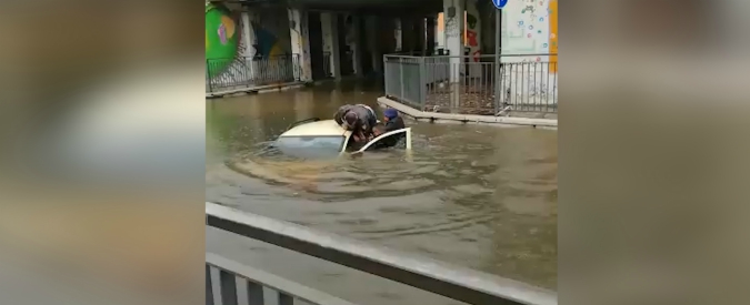 Copertina di Pescara, donna bloccata in auto in un sottopassaggio sommerso dall’acqua: il salvataggio di tre cittadini