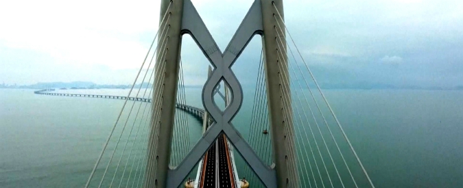 Copertina di Hong Kong – Zhuhai, apre il ponte sull’acqua più lungo del mondo. Progettato per resistere a terremoti e calamità naturali. Le immagini