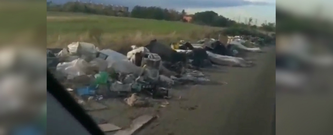 Copertina di Roma, videodenuncia sui rifiuti nelle strade. E Renzi attacca: “Uno schifo. Colpa del mio carattere anche questo?”