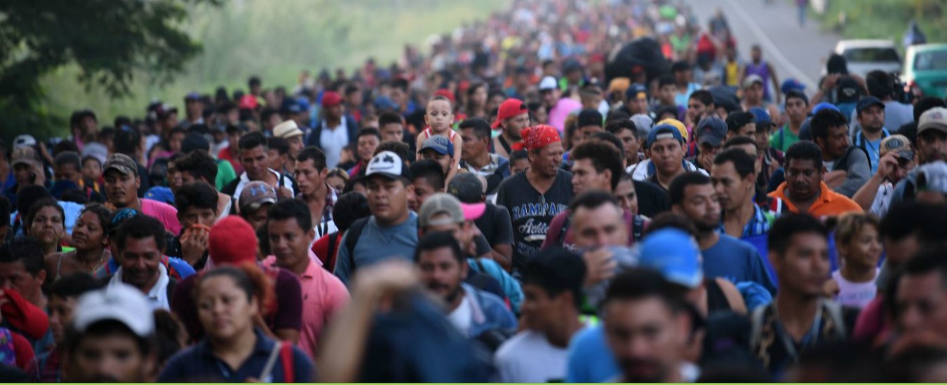 Carovana migranti, Trump: “15mila soldati al confine”. Due honduregni arrestati, altri 2mila entrano in Messico