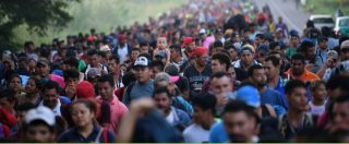Copertina di Carovana migranti, in 7mila entrano in Messico nel cammino verso gli Usa. Trump allerta l’esercito e minaccia stop ai fondi