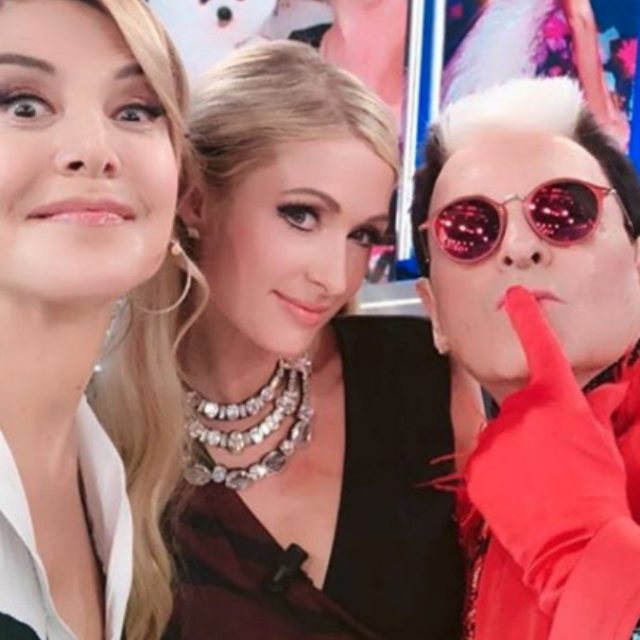 Domenica Live, il siparietto trash tra Paris Hilton e Cristiano Malgioglio conquista il pubblico (e così la D’Urso “batte” la Venier)