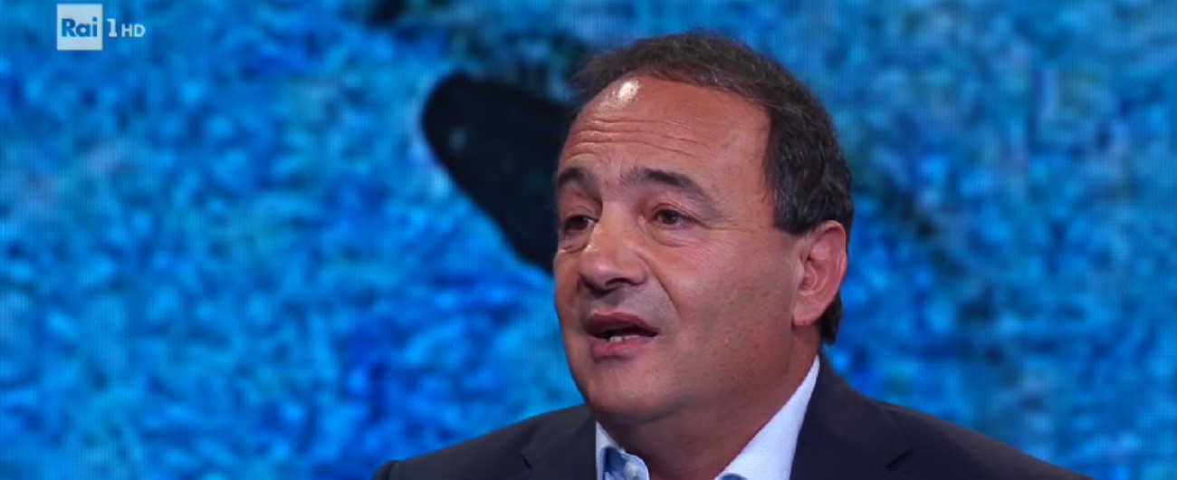 Copertina di Riace, Mimmo Lucano a Che tempo che fa: “Legalità? Anche i nazisti rispettavano le leggi ma sono state un dramma per l’umanità”