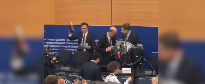 Copertina di Angelo Ciocca, l’eurodeputato della Lega calpesta con la scarpa le carte di Moscovici. E lui reagisce così