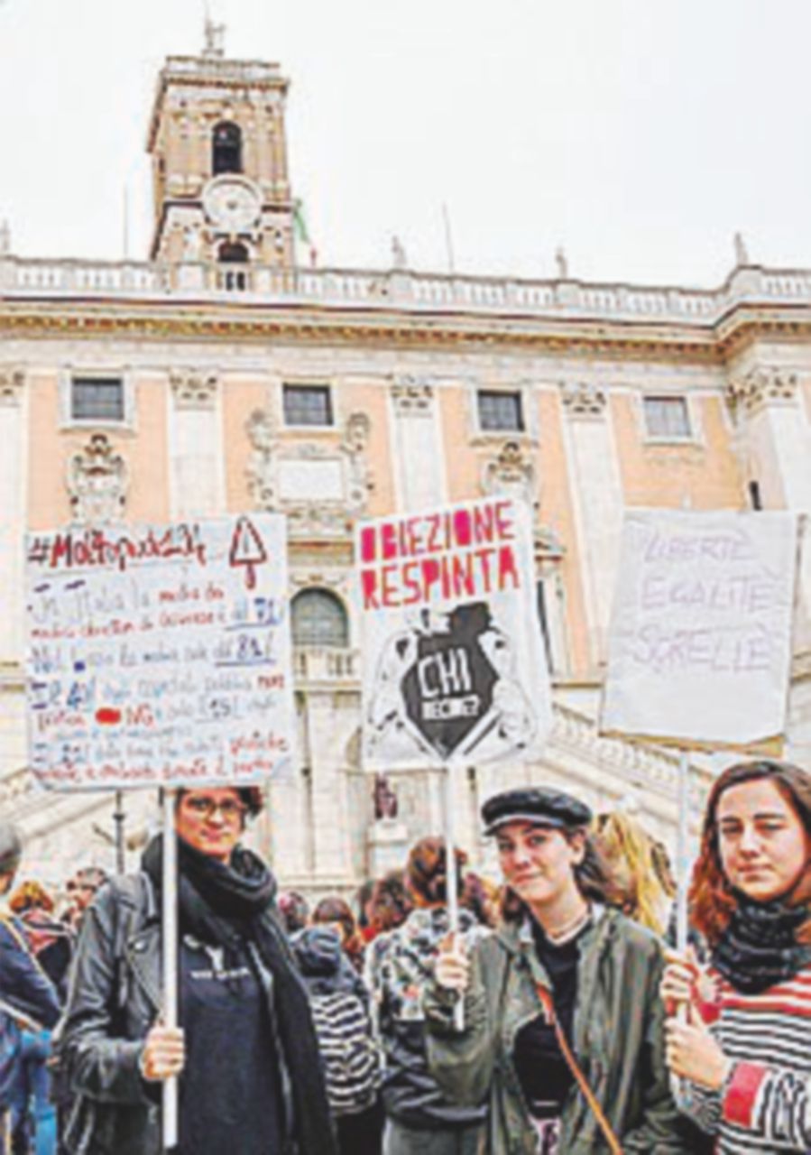 Copertina di “Città pro-vita”. Dopo Verona, Meloni ci prova pure a Roma