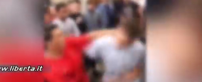 Copertina di Piacenza, risse in centro in stile “Fight Club” organizzate sui social tra ragazzi: il “pubblico” li incita. Le immagini