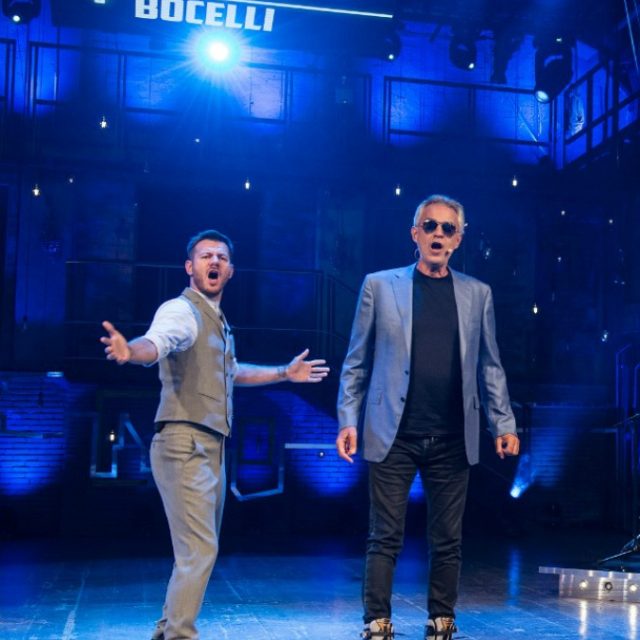 Epcc, Andrea Bocelli ospite questa sera del late night show di Sky Uno. Entra in studio cantando Yesterday