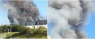 Copertina di Savona, incendio in una palazzina al porto della città. Vigili del fuoco: “Stiamo verificando che tutti siano usciti”