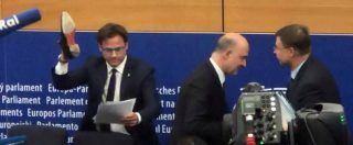Copertina di Manovra, Moscovici: “Scarpa? Si ride ma rischio è fascismo”. E Salvini: “No provocazioni. Ma non si cambia”