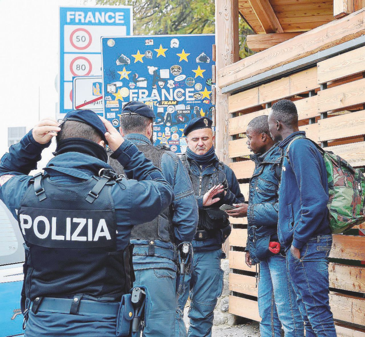 Copertina di “Parigi rastrella migranti per portarli oltre il confine”