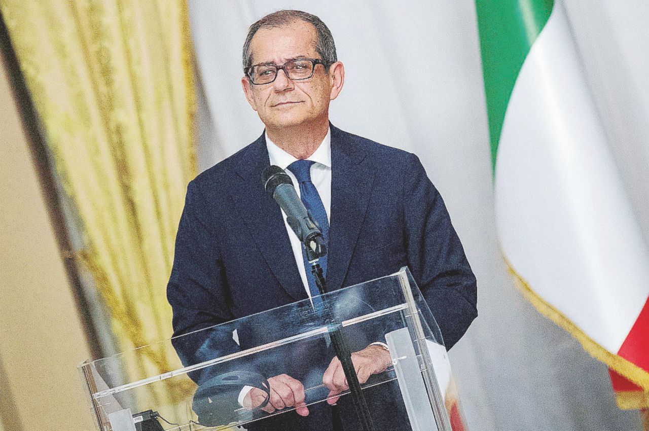 Copertina di Legge di bilancio, la bozza: i risparmi sulle pensioni andranno al reddito di cittadinanza e viceversa