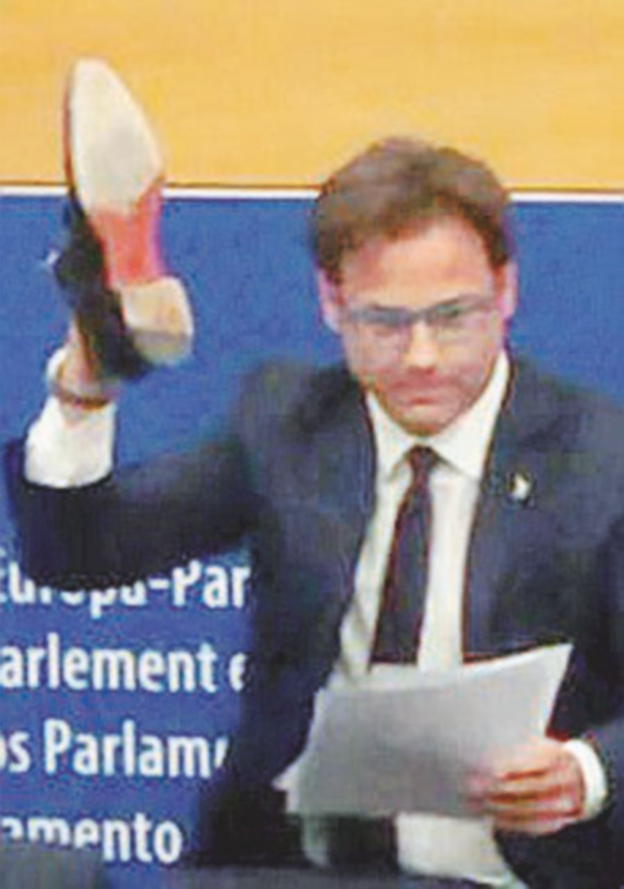 Ciocca (Lega) si toglie una scarpa e calpesta i fogli di Moscovici