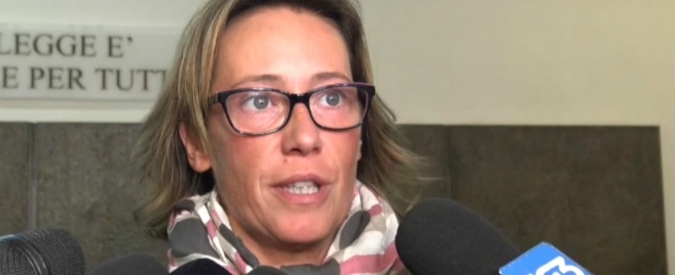 Copertina di Processo Cucchi, Ilaria: “Depistaggi e ordini dall’alto? Sconvolgente”. E sull’incontro con Bonafede: “Inaspettato”