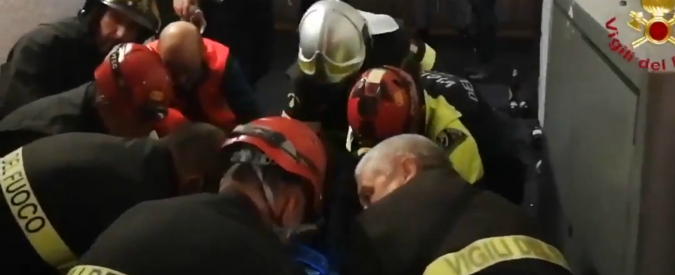Copertina di Metro Roma, l’intervento dei soccorritori dopo il cedimento delle scale mobile. I feriti portati fuori in barella