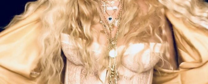 Madonna, show a sorpresa nello storico gay bar Stonewall a New York: “Qui per celebrare i 50 anni del movimento Lgbtq”