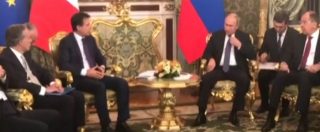 Copertina di Conte incontra Putin e lo invita in Italia: “Manchi da troppo tempo”. E il presidente russo annuisce e sorride