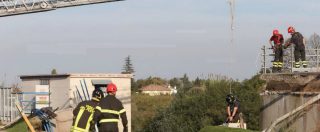 Copertina di Ravenna, cede diga-invaso sul fiume Ronco e un tecnico della protezione civile precipita in acqua: disperso