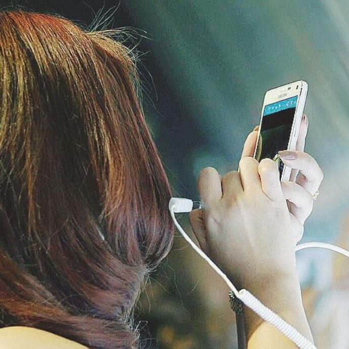 Mamma disperata: “Mia figlia ha pubblicato i miei vocali su TikTok per prendermi in giro, quando ho fatto lo stesso si è offesa e mi ha bloccata ovunque”