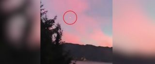 Copertina di Cielo rosa e una lunga scia verde, il meteorite attraversa l’Italia: il video del corpo incandescente sopra la Lombardia