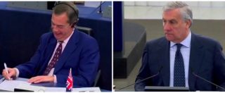 Copertina di Tajani condanna il nazismo e Farage ride: “Il riso abbonda sulla bocca degli stolti”. Poi lo fulmina: “Stia zitto”