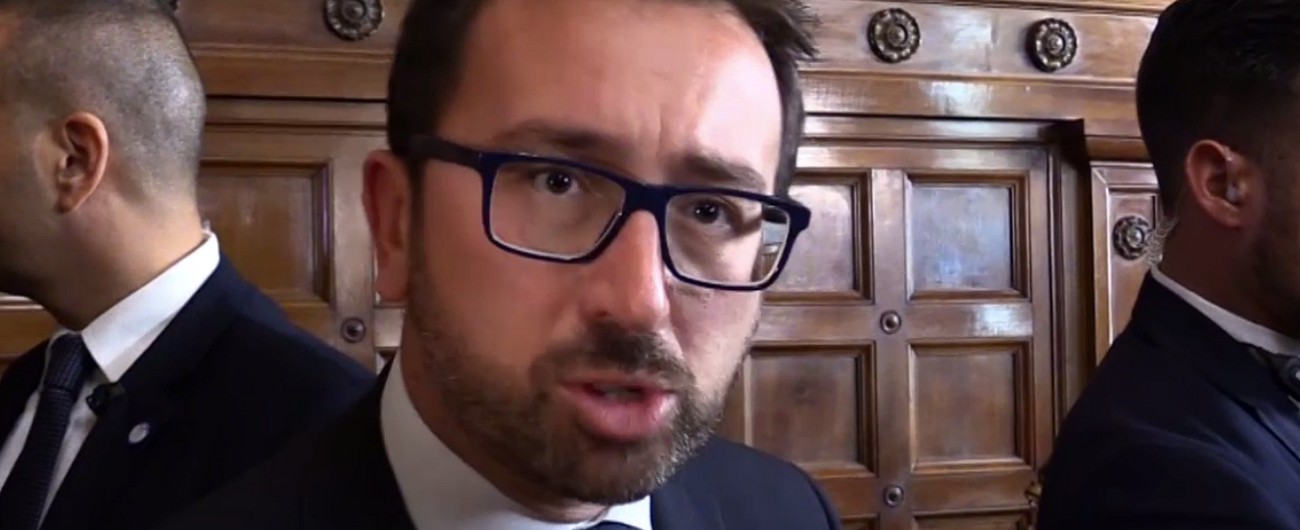 Copertina di Legittima difesa, Bonafede: “Maggioranza compatta sul provvedimento”. E sulle armi: “Nessun rischio far-west”