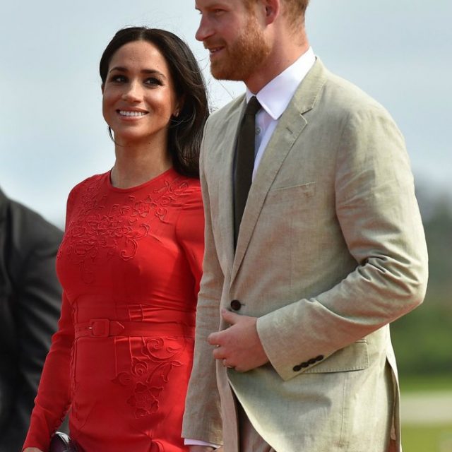 Royal Baby, Meghan e il Principe Harry genitori. I social festeggiano (con ironia): “George accoglie il cugino poraccio”