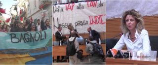 Copertina di Bagnoli, ministro Lezzi accolta con striscioni e cori contro commissariamento. Lei: “La responsabilità è mia”