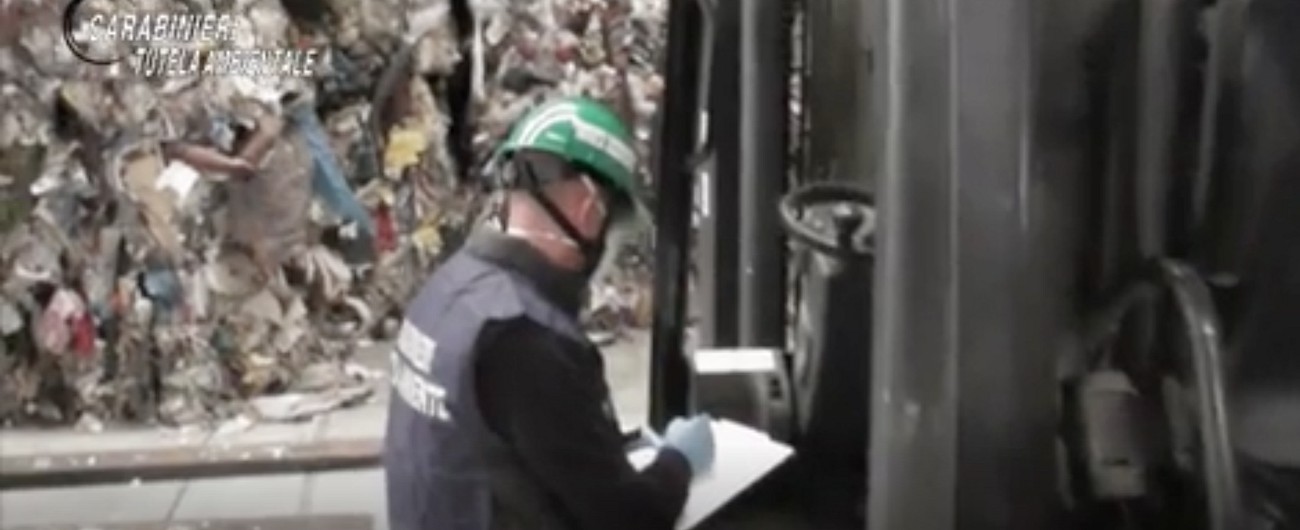 Copertina di Arluno, i carabinieri del Noe di Milano sequestrano un capannone adibito a discarica abusiva