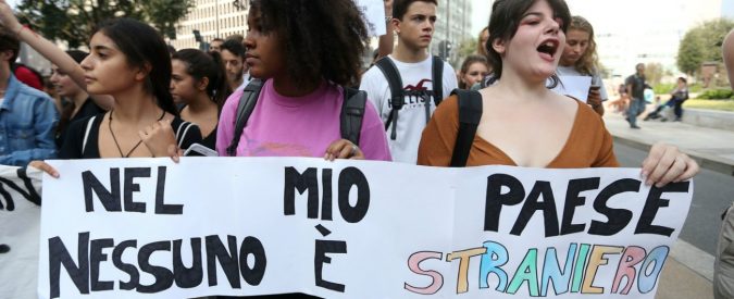 Razzismo, le storie di discriminazione quotidiana di Ester, Sana, Cynthia. “Cos’è cambiato? Ora è praticato da istituzioni”