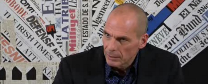 Copertina di Migranti, Varoufakis: “Salvini xenofobo, riporta l’Italia verso il fascismo. Di Maio a letto con lui, ora deve dormirci”
